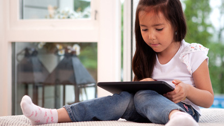 Kid-tablet-education-35288135-web-1500px.jpg