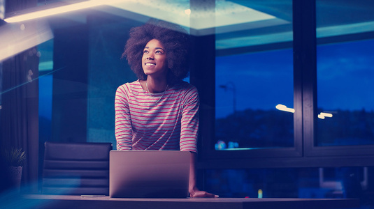 Office-working-laptop-196947631-web-1500px.jpg